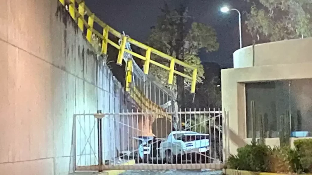 Auto sale volando en Vicente Suárez y cae sobre caseta de La Calera.