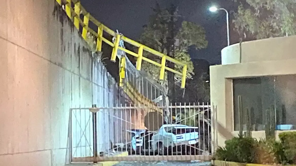 Auto sale volando en Vicente Suárez y cae sobre caseta de La Calera.