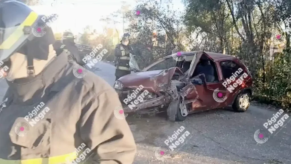 Choca con un árbol y queda prensado en su auto, en la México-Puebla.