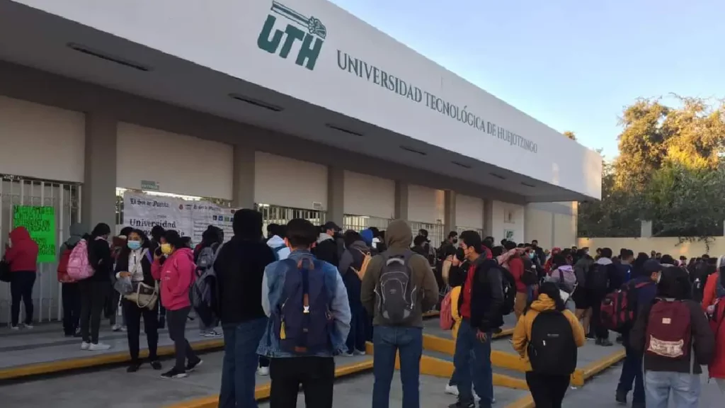 Se manifiestan contra el Rector de la Universidad Tecnológica de Huejotzingo.