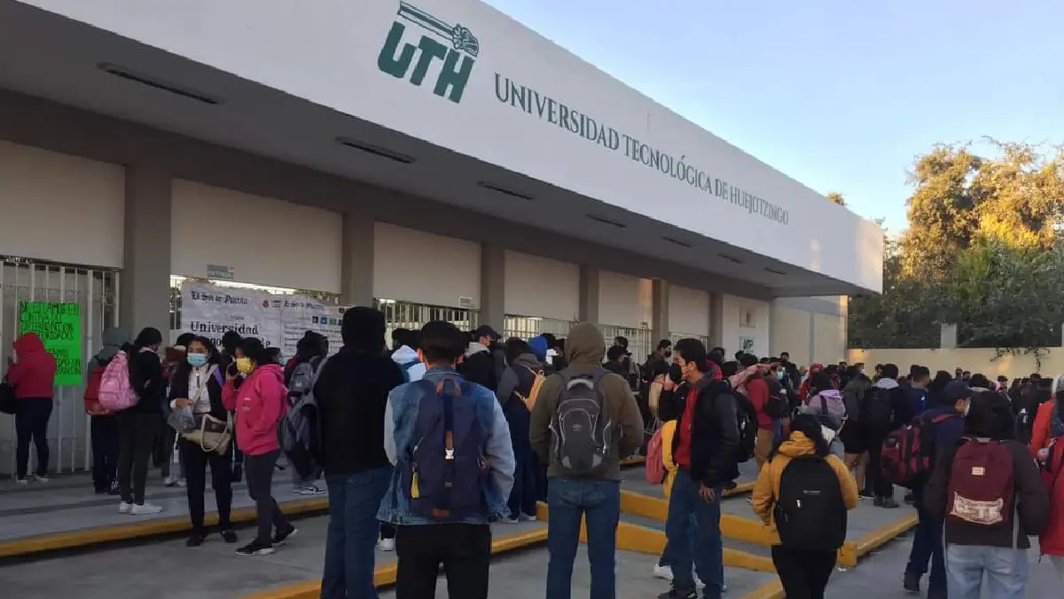 Se manifiestan contra el Rector de la Universidad Tecnológica de Huejotzingo.