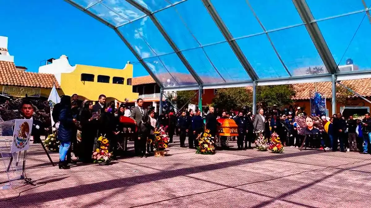 Con homenaje despiden a los dos policías asesinados en Chignahuapan