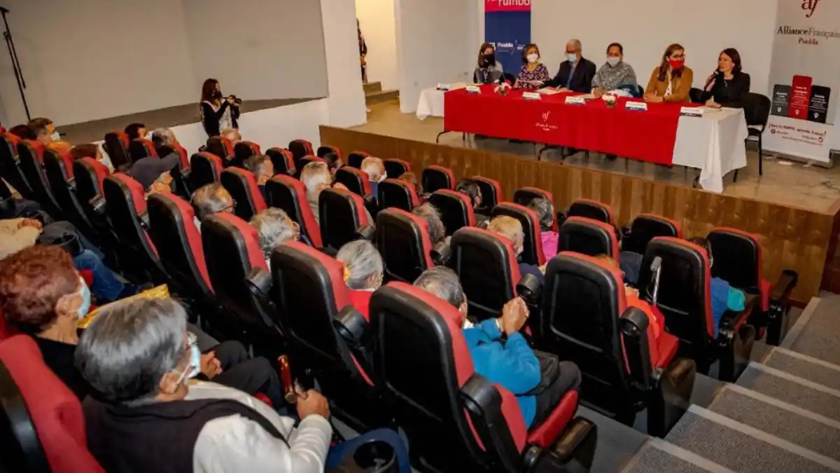 SMDIF Puebla y Alianza Francesa celebran convenio de colaboración en favor de adultos mayores