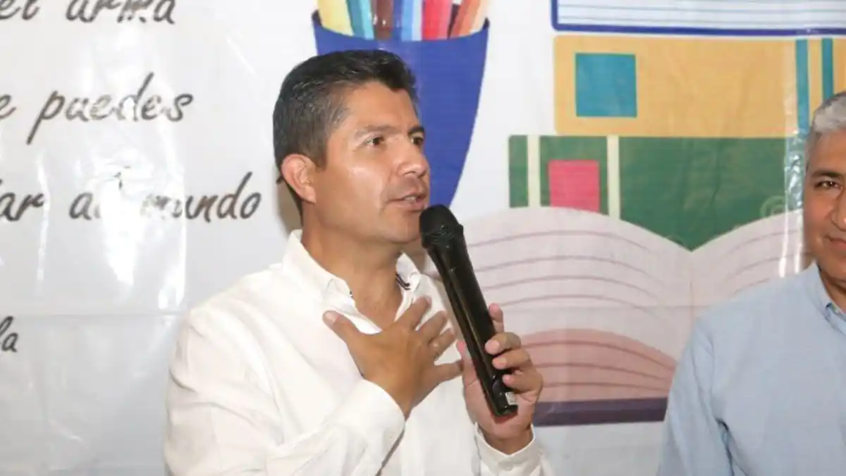 Eduardo Rivera Pérez entrega reconocimientos a hijos de trabajadores del Organismo Operador del Servicio de Limpia