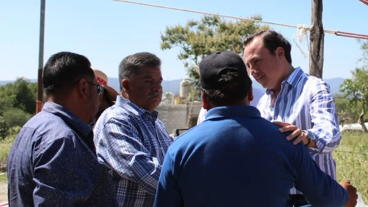 Mier Bañuelos entrega la ampliación de la red de energía eléctrica