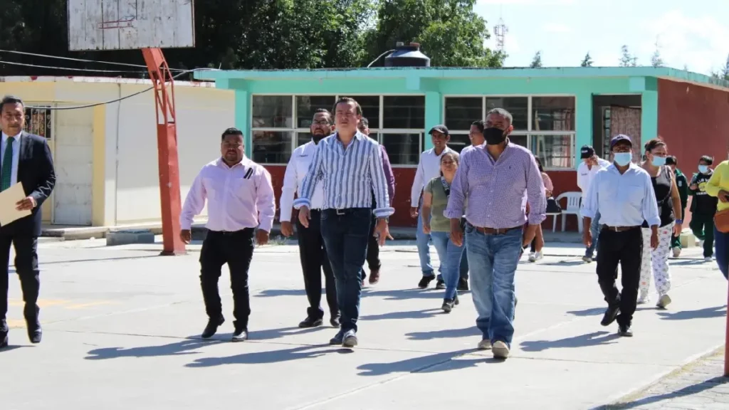 Nacho Mier entrega apoyo para la rehabilitación de la secundaria Manuel Ávila Camacho