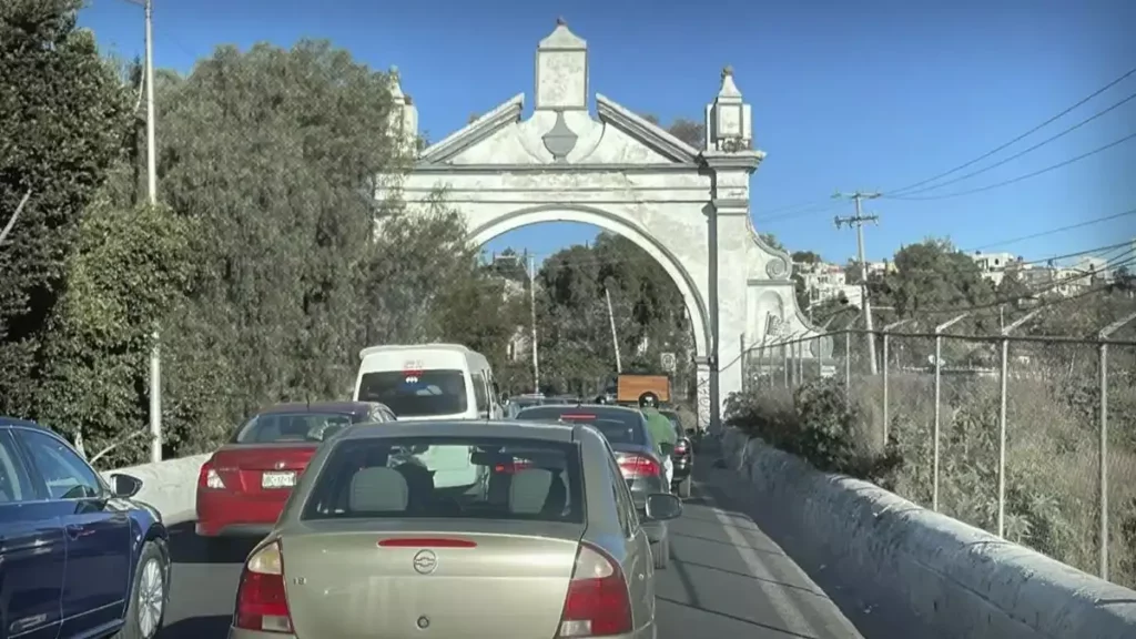 Ruta Amarillos choca con árboles y poste de luz en la Romero Vargas.