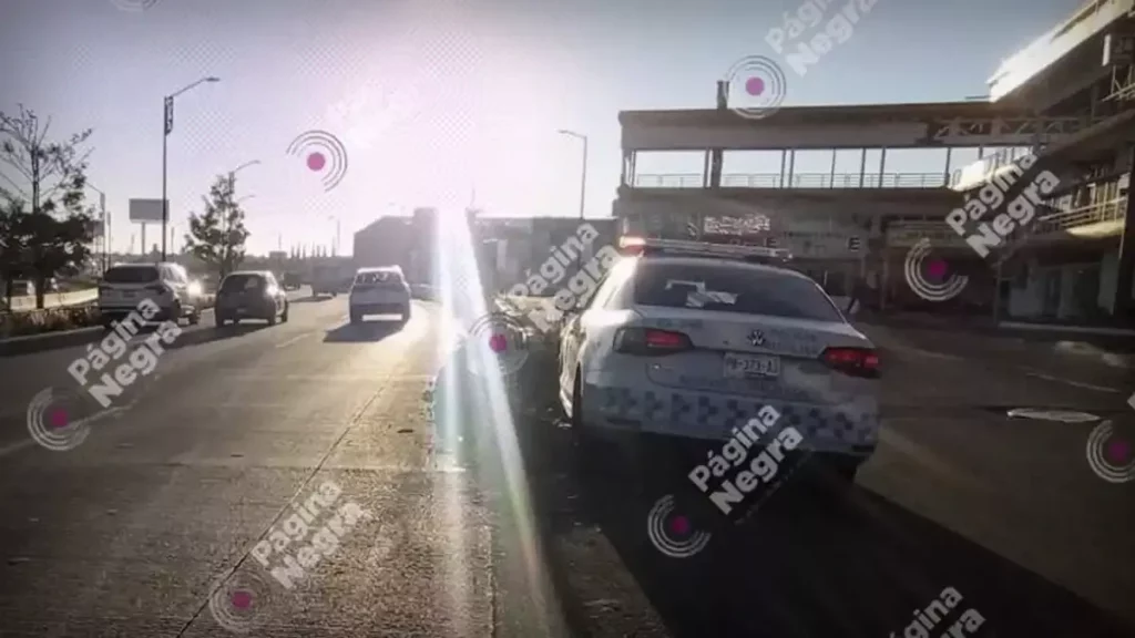 Policía Auxiliar choca en el Periférico Ecológico y daña la patrulla