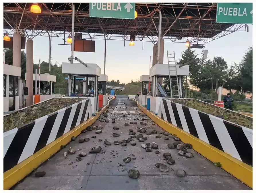 Normalistas de Teteles toman y destrozan la caseta de Atempan.