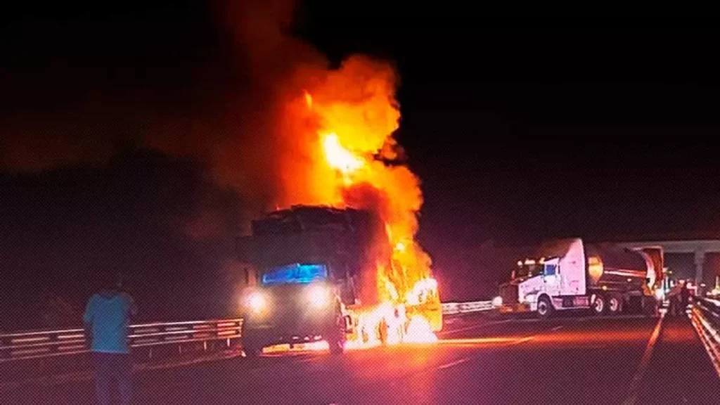 Se incendia tráiler en autopista Puebla-Veracruz; hay dos muertos