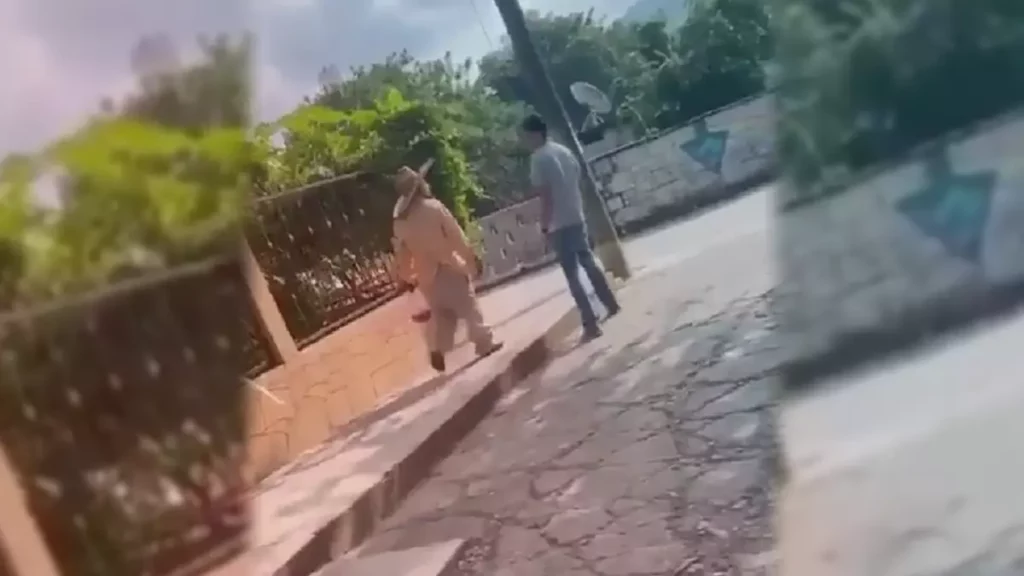 VIDEO FUERTE: Joven da golpiza a adulto mayor en Huejutla, Hidalgo.