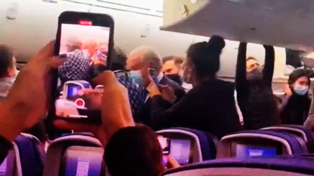 Abuchean a AMLO en un vuelo comercial