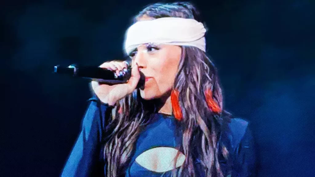 Danna Paola sufre accidente en cierto, pero con venda en la cabeza lo termina