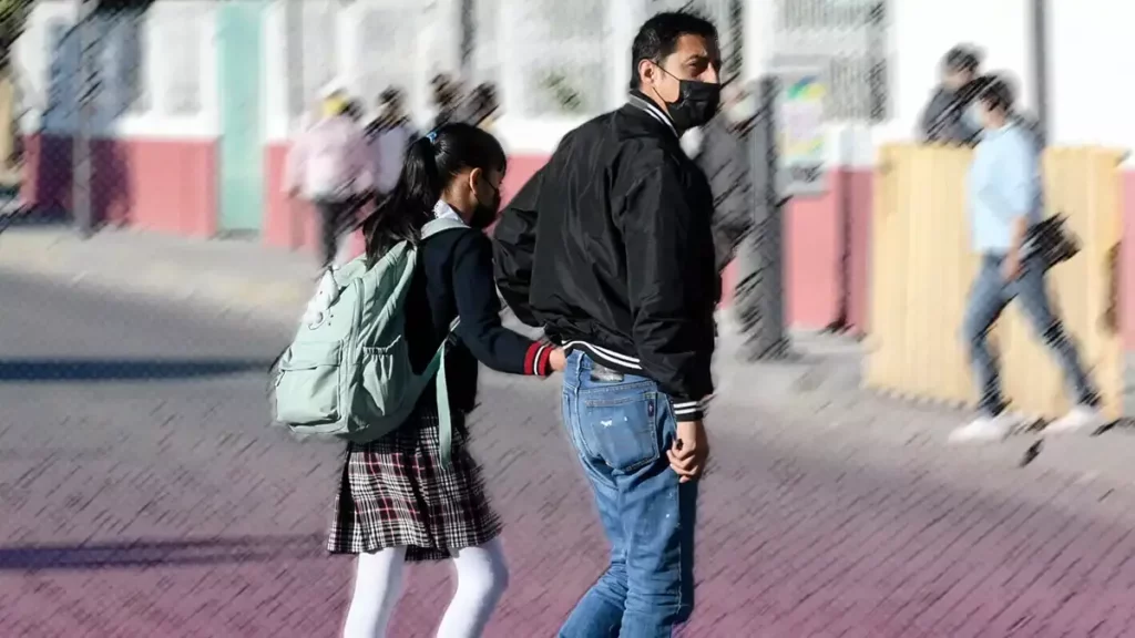 Padres de familia de Puebla, a favor de operativos mochila en escuelas.
