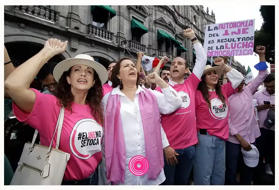 Panistas de Puebla encabezan marcha en contra de reforma electoral