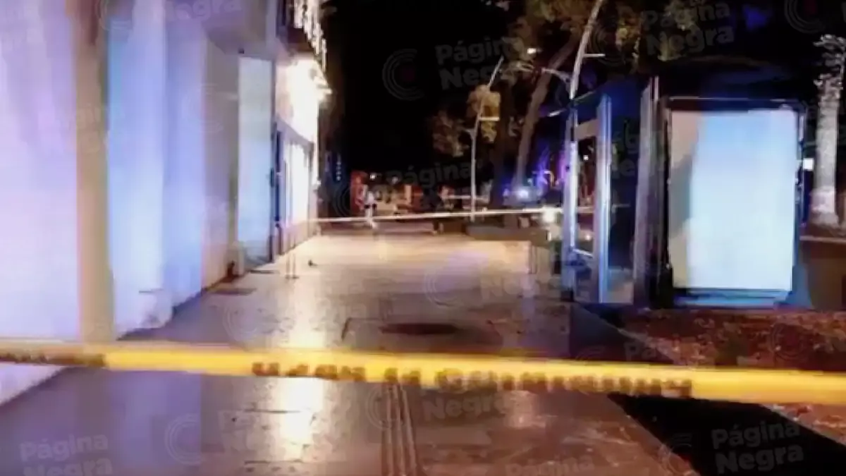 Frente a una librería de la avenida Juárez, muere joven a puñaladas.