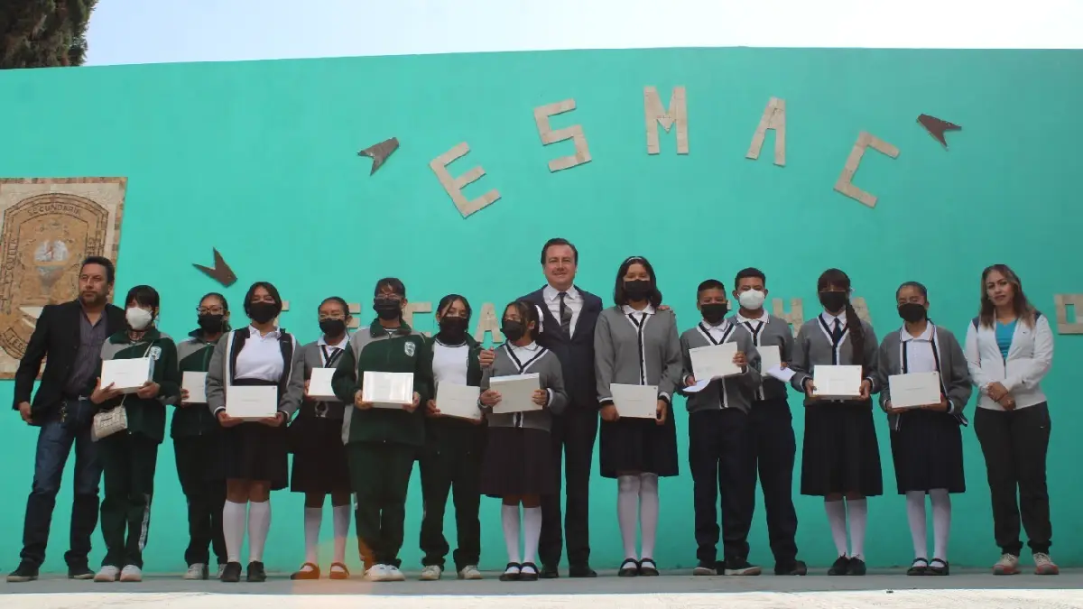 Mier Bañuelos entrega tabletas a estudiantes con excelencia académica de la ESMAC