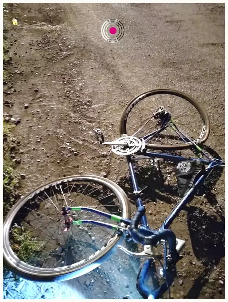 Ruta Azteca atropella a ciclista en San Antonio Abad; vecinos lo ayudan.