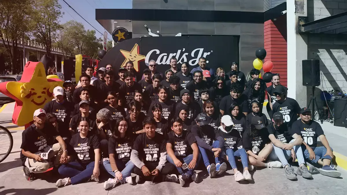 Poblanos acamparon para comer hamburguesas gratis por un año sucursal nueva de Carl's Jr.