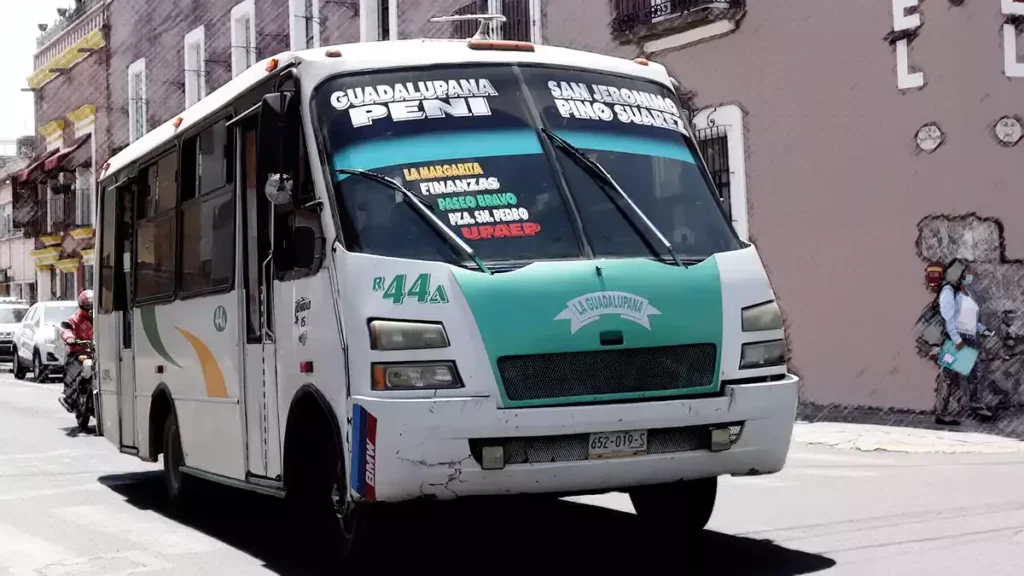 Asaltan a pasajeros de una ruta 44-A cerca del mercado 5 de Mayo.