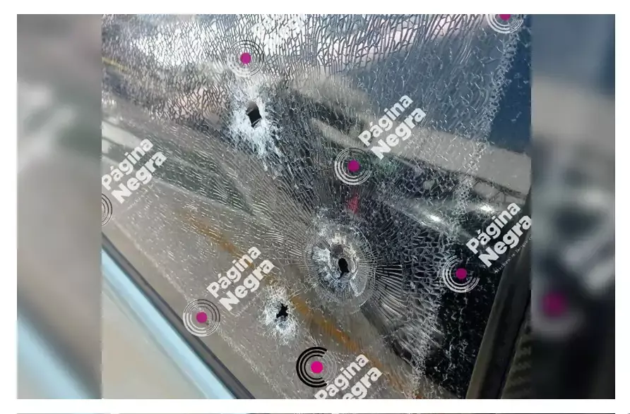 Delincuentes asaltan negocio, padre e hijo los persiguen por la México-Puebla y joven termina baleado