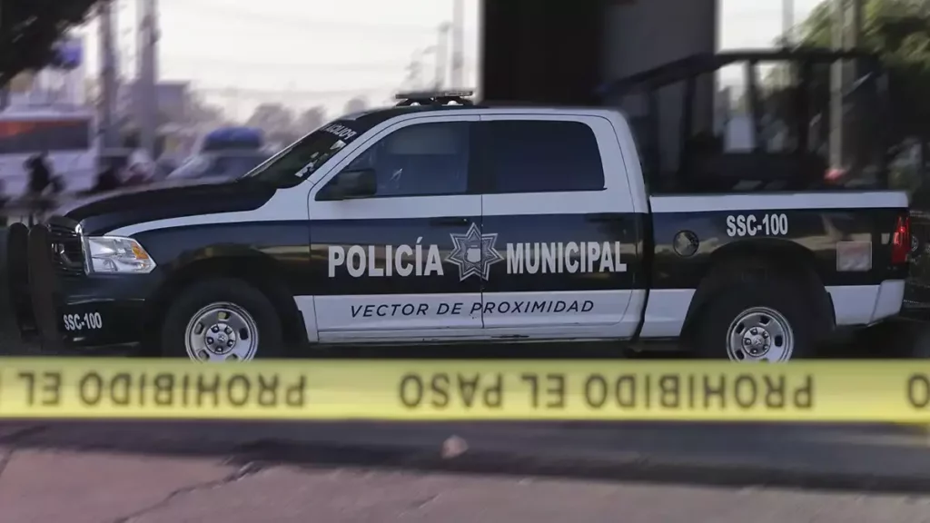 Delincuentes asaltan negocio, padre e hijo los persiguen por la México-Puebla y joven termina baleado