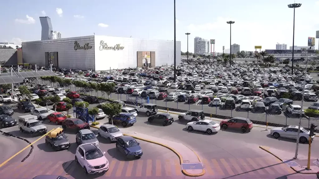 Poblanos abarrotan centros comerciales en el primer día del Buen Fin 2022