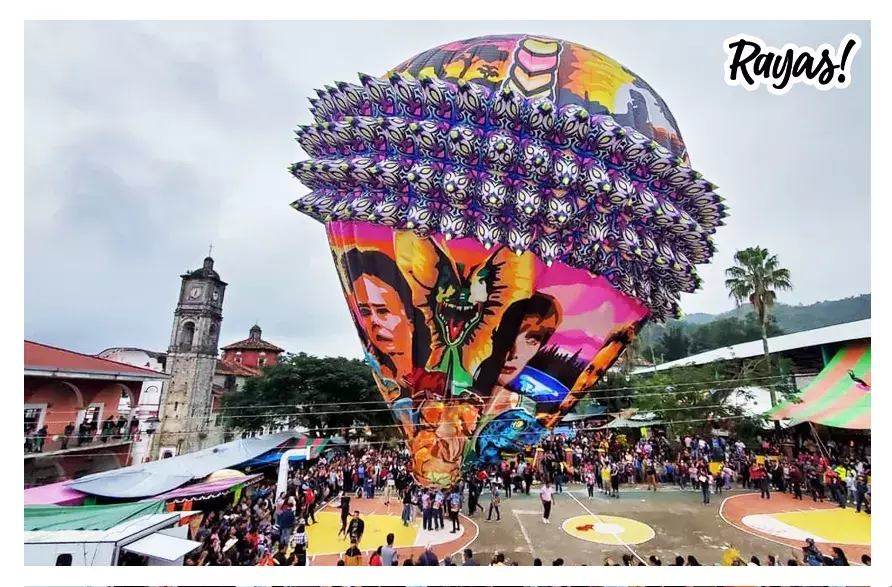 Los globos gigantes de papel cruzaron el cielo de Tuzamapan
