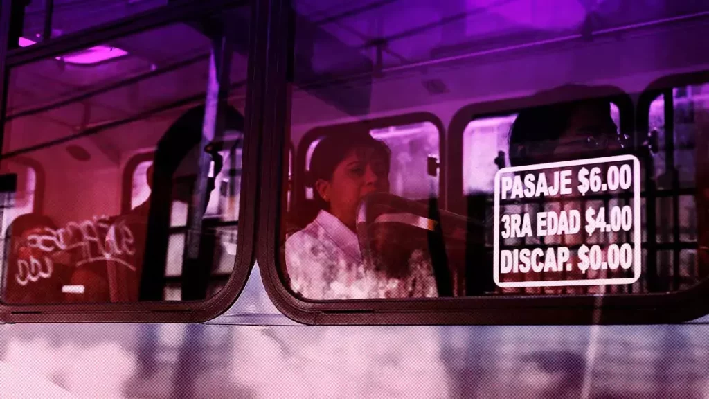 El peligro de viajar en transporte público para las mujeres en Puebla