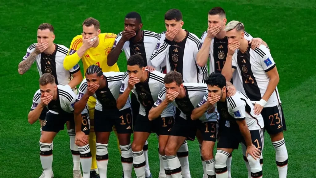 Manuel Neuer se las ingenia para protestar en el partido contra Japón
