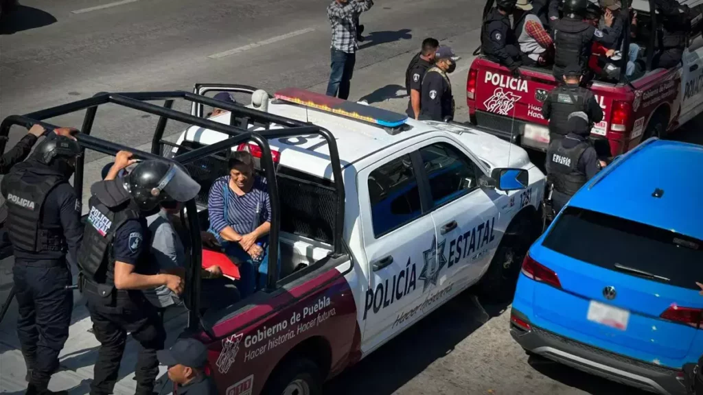 Detienen a 9 manifestantes por cerrar la Vía Atlixcayotl en Puebla