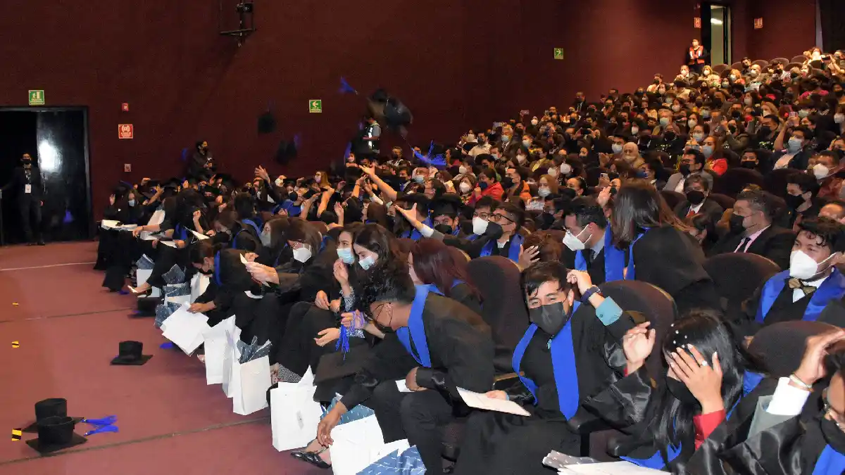 Preside Rectora María Lilia Cedillo graduación de alumnos de Biotecnología