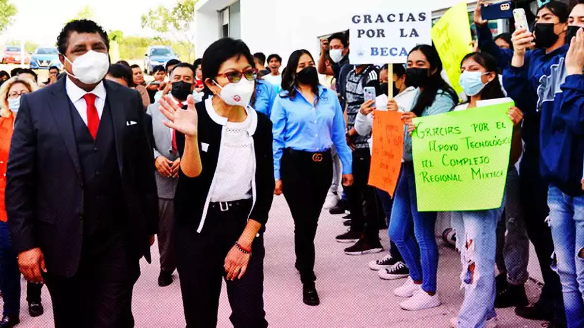 Entrega BUAP routers a estudiantes de complejos regionales