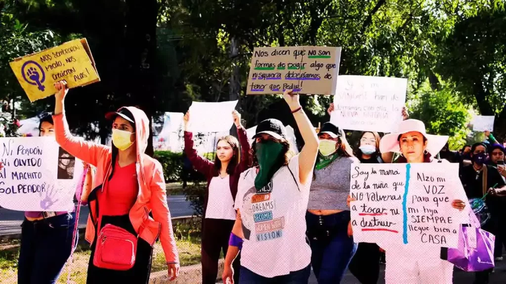 Feministas marchan en Puebla por la Eliminación de Violencia Contra las Mujeres