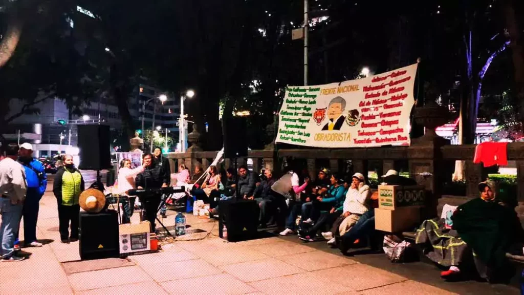 Llegan a la CdMx grupos de Morena Puebla para la marcha pro AMLO.