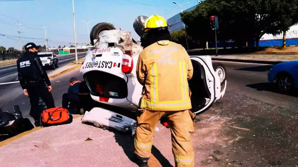 Automóvil vuelca al chocar con camioneta en el crucero de la Pepsi en Puebla.