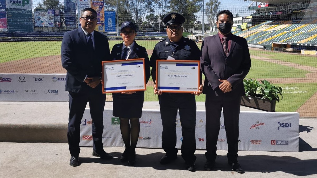 CCE entrega reconocimiento a dos elementos de Seguridad de Atlixco.