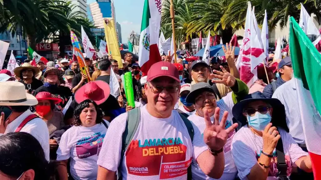 Tras dejar la SEP, Melitón Lozano reaparece en marcha por la 4T en CDMX
