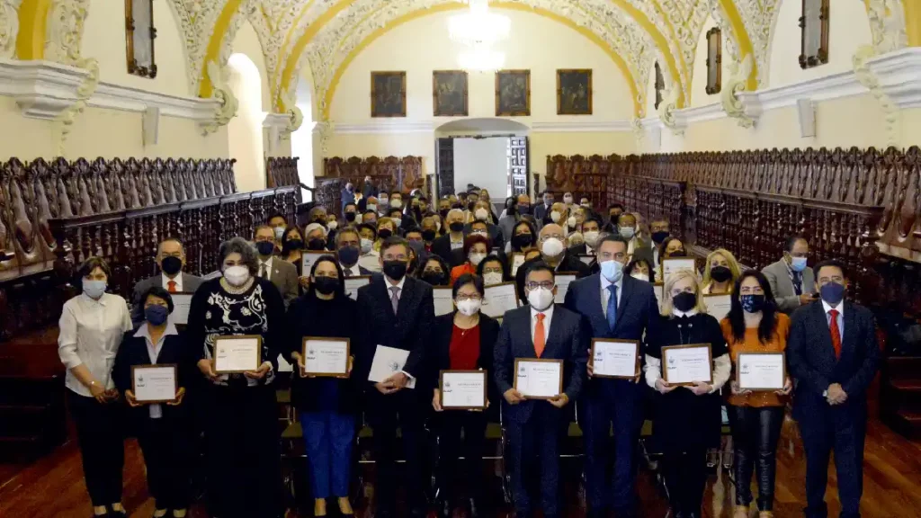 BUAP entrega reconocimientos por antigüedad a personal administrativo y académico con 20 y hasta 50 años de servicio