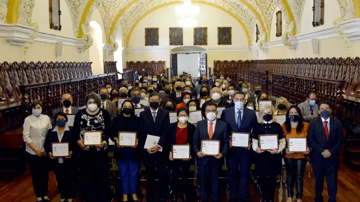 BUAP entrega reconocimientos por antigüedad a personal administrativo y académico con 20 y hasta 50 años de servicio