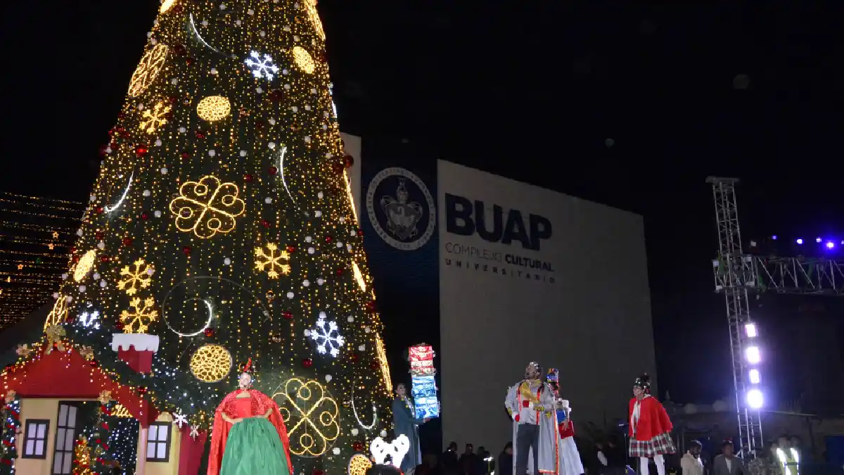 Con encendido del árbol navideño, BUAP da la bienvenida a la época decembrina