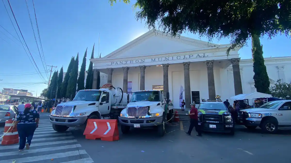En Puebla capital la actividad en panteones por Día de Muertos se desarrolló en orden