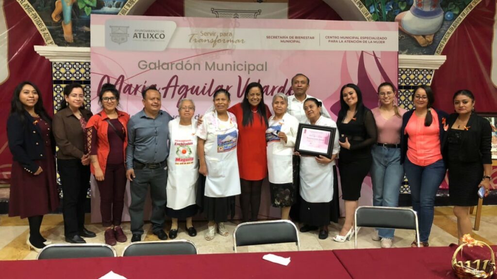 Entregan presea “María Aguilar Velarde” a fundadora de enchiladas Maguito.