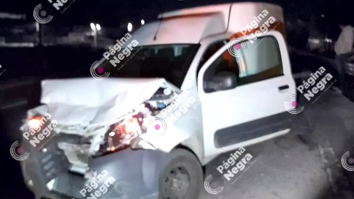 Choque de dos camionetas dejó un herido en el Periférico; una volcó.