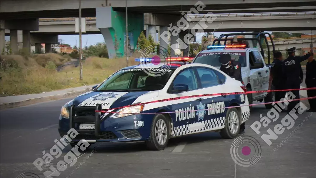 Un motociclista choca y sale volando de un puente en el Periférico.
