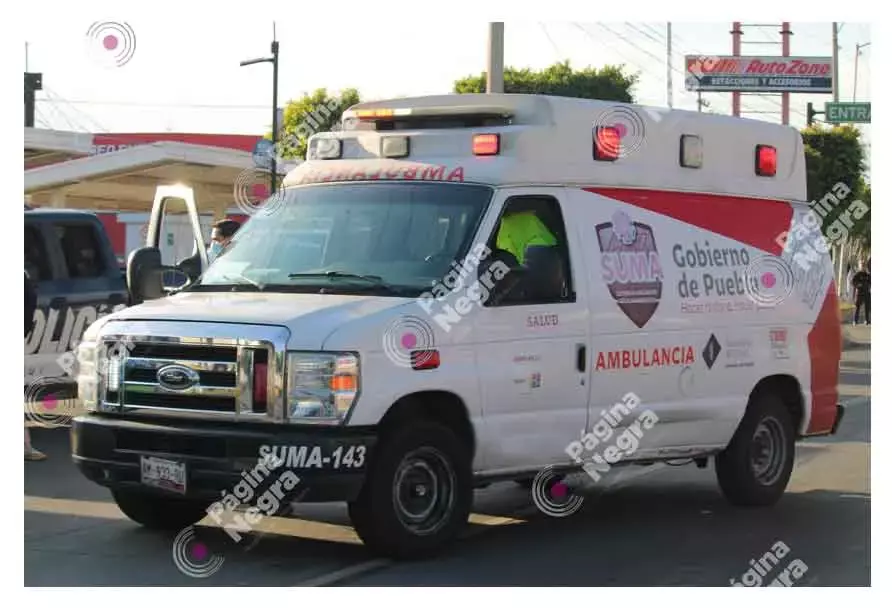 Ambulancia y personal de ayuda en el bulevar Torrecillas