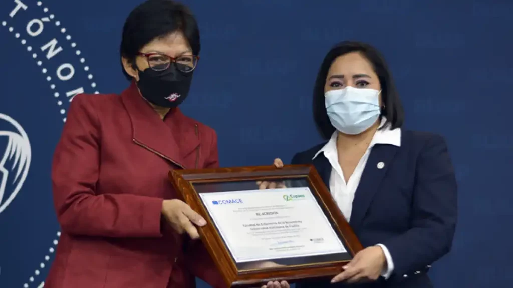 Recibe Licenciatura en Enfermería de la BUAP reacreditación por parte del COMACE