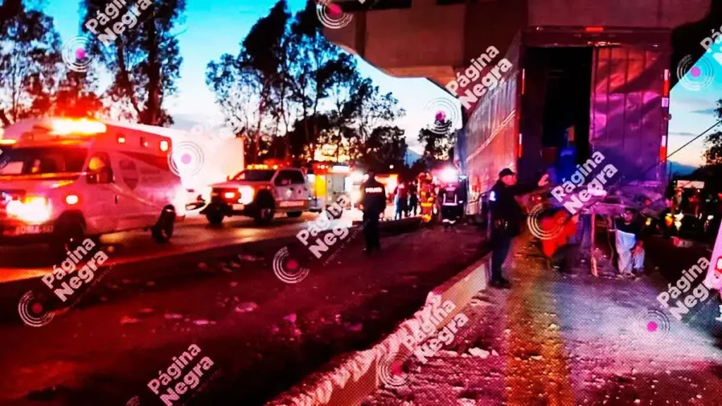 Dos personas murieron prensadas por un choque, en la autopista México-Puebla