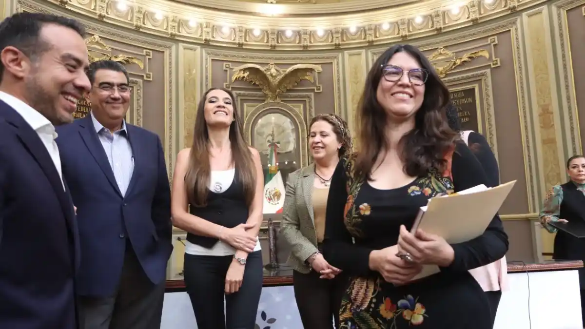 Reconocen en el Congreso del Estado la trayectoria de la escritora poblana Mónica Rojas Rubín