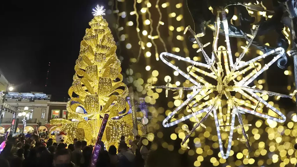 Encienden el árbol de navidad en el zócalo de la ciudad de Puebla